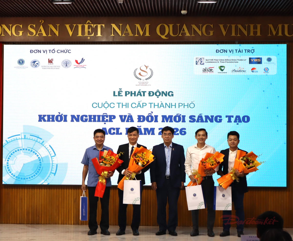 Ban Tổ chức tặng hoa cho lãnh đạo 5 Trường ĐH tham gia đồng tổ chức cuộc thi năm nay. Ảnh: T.Luân.
