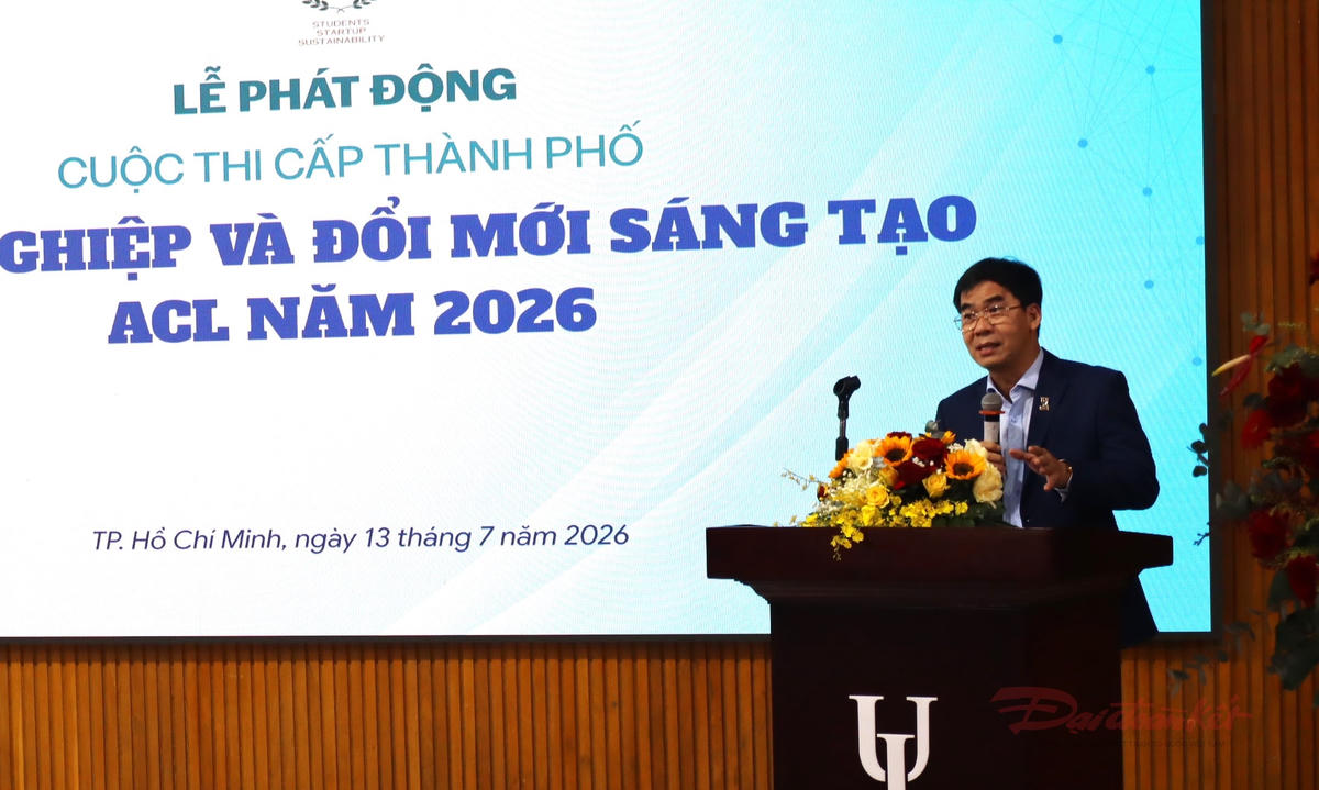 TS Lê Trường Sơn, Bí thư Đảng ủy, Hiệu trưởng Trường ĐH Luật TP Hồ Chí Minh phát biểu khai mạc cuộc thi. Ảnh: T.Luân.