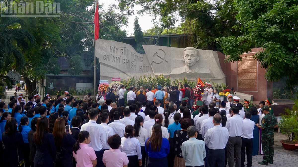 Ủy ban Mặt trận Tổ quốc Việt Nam Thành phố Hồ Chí Minh dâng hương tưởng niệm Anh hùng liệt sĩ tại Công viên Lê Thị Riêng