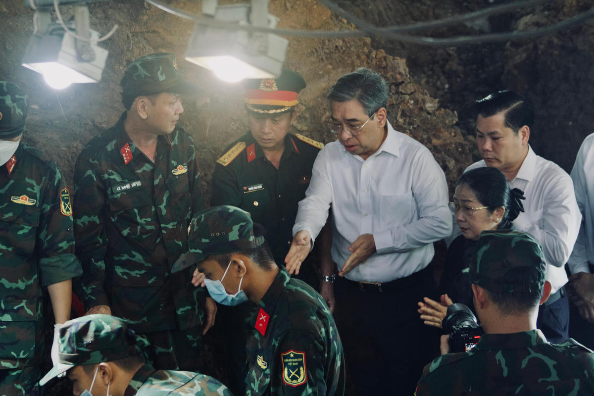 Ông Nguyễn Phước Lộc thăm hỏi, động viên các lực lượng đang thực hiện nhiệm vụ tìm kiếm, quy tập, xác định danh tính hài cốt liệt sĩ tại công viên Lê Thị Riêng. Ảnh: MTTQ.