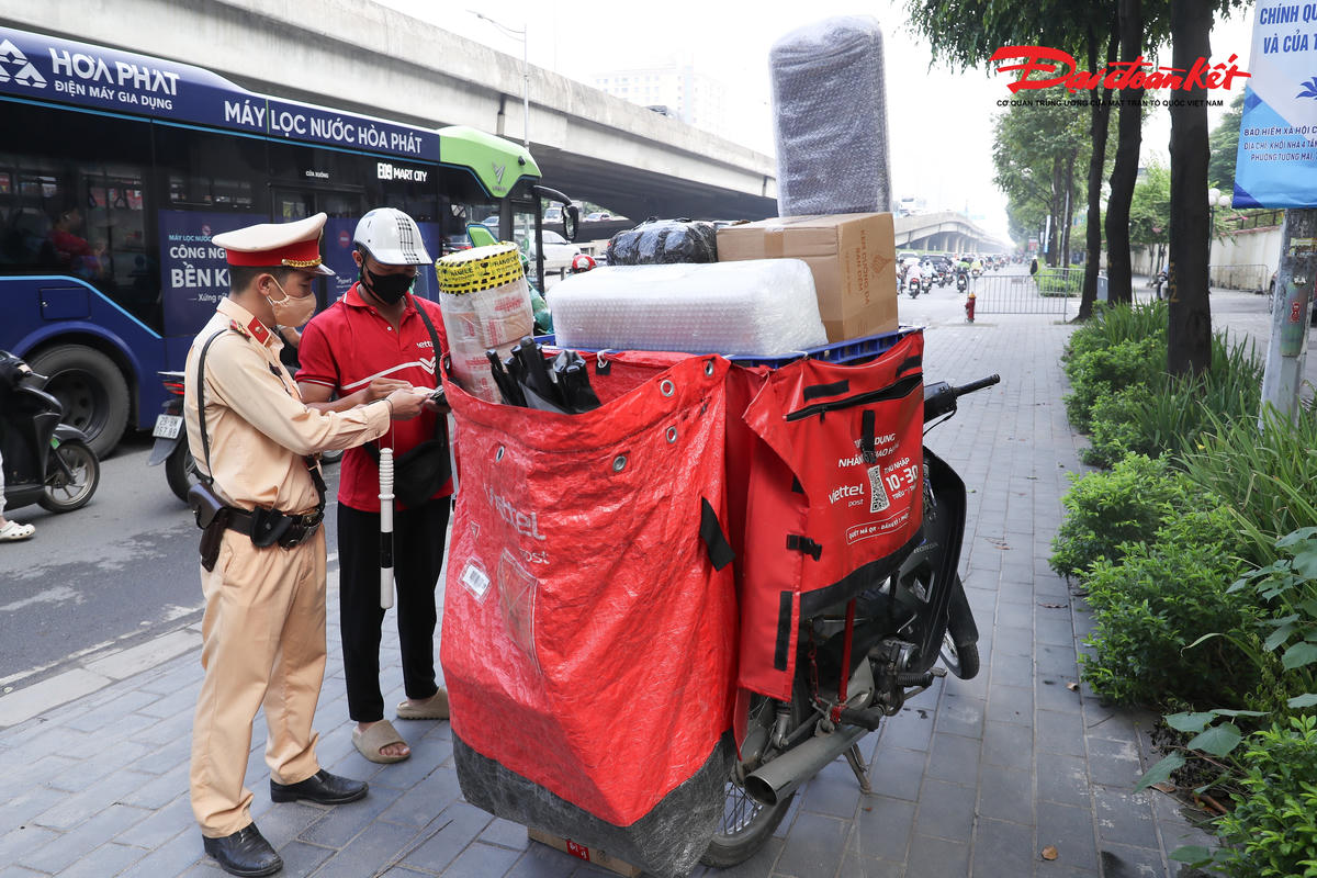Hà Nội xử lý hàng loạt trường hợp che, dán biển số xe máy để né camera