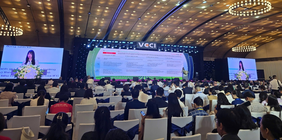 Techcombank trình bày tham luận mang tính định hướng vĩ mô với chủ đề: "Tài chính bền vững cho ngành năng lượng – Từ dự án xanh đến dự án xanh có thể thu hút vốn đầu tư”. Ảnh: Techcombank.