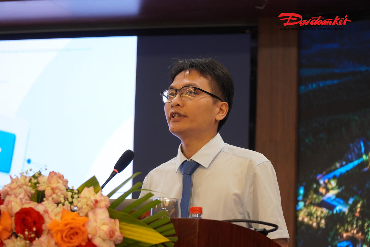 TS Lương Đông Sơn, Giảng viên Viện Báo chí - Truyền thông, Học viện Báo chí và Tuyên truyền trình bày tham luận với chủ đề “Ứng dụng AI trong truyền thông mạng xã hội nhằm kết nối khách hàng và thúc đẩy tiêu thụ sản phẩm du lịch tỉnh Hà Tĩnh”. Ảnh: HN.