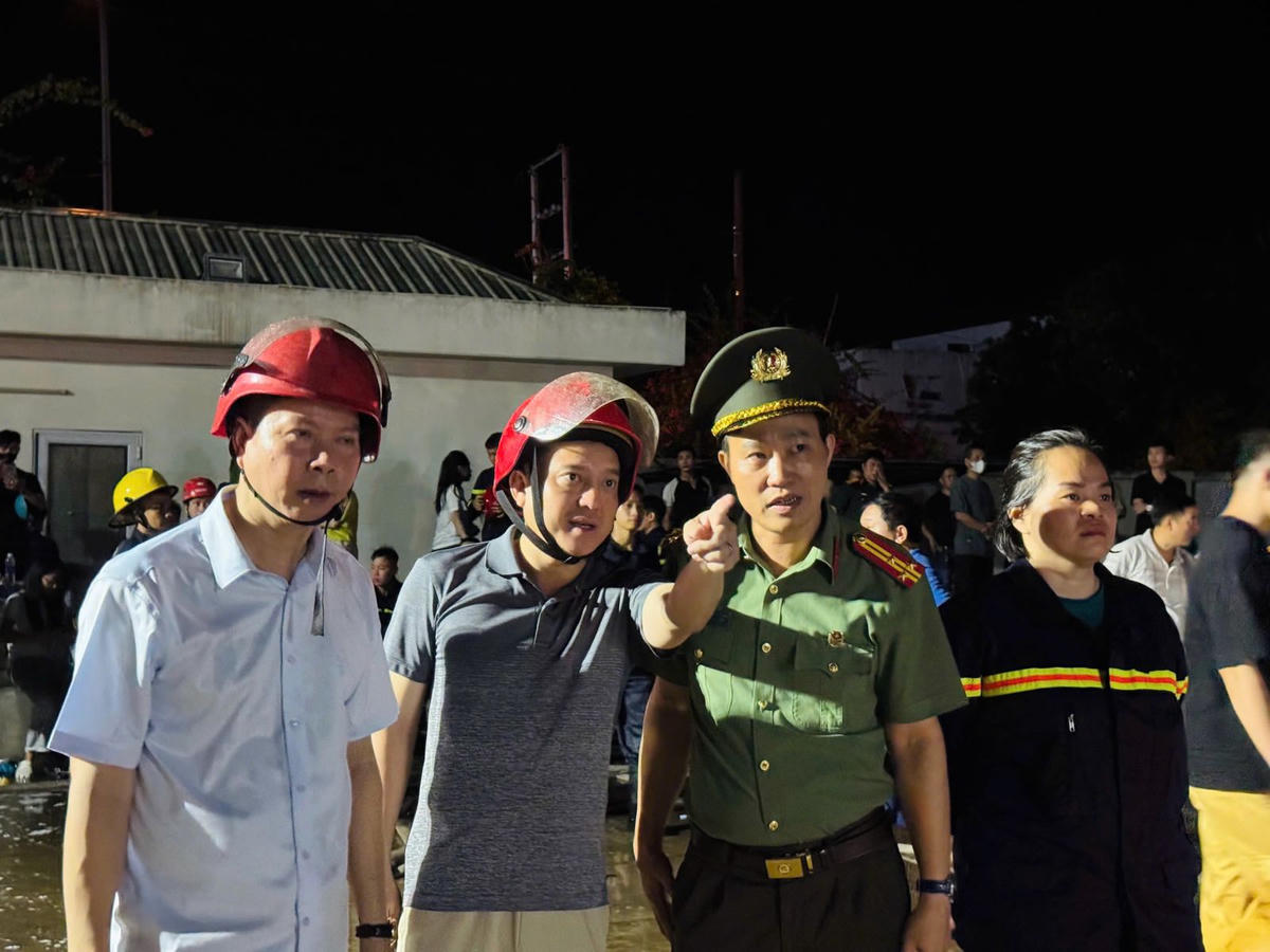 Đại tá Trần Thái Quang Hoàng - Phó Giám đốc Công an tỉnh Thanh Hóa trực tiếp có mặt tại hiện trường chỉ đạo các lực lượng tham gia chữa cháy. Ảnh: CATH