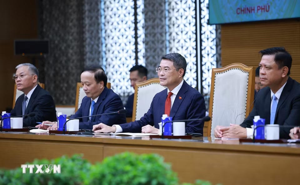 Thủ tướng Lê Minh Hưng phát biểu tại cuộc tiếp bà Jennifer Wicks, Đại sứ Hoa Kỳ tại Việt Nam. (Ảnh: Dương Giang/TTXVN)