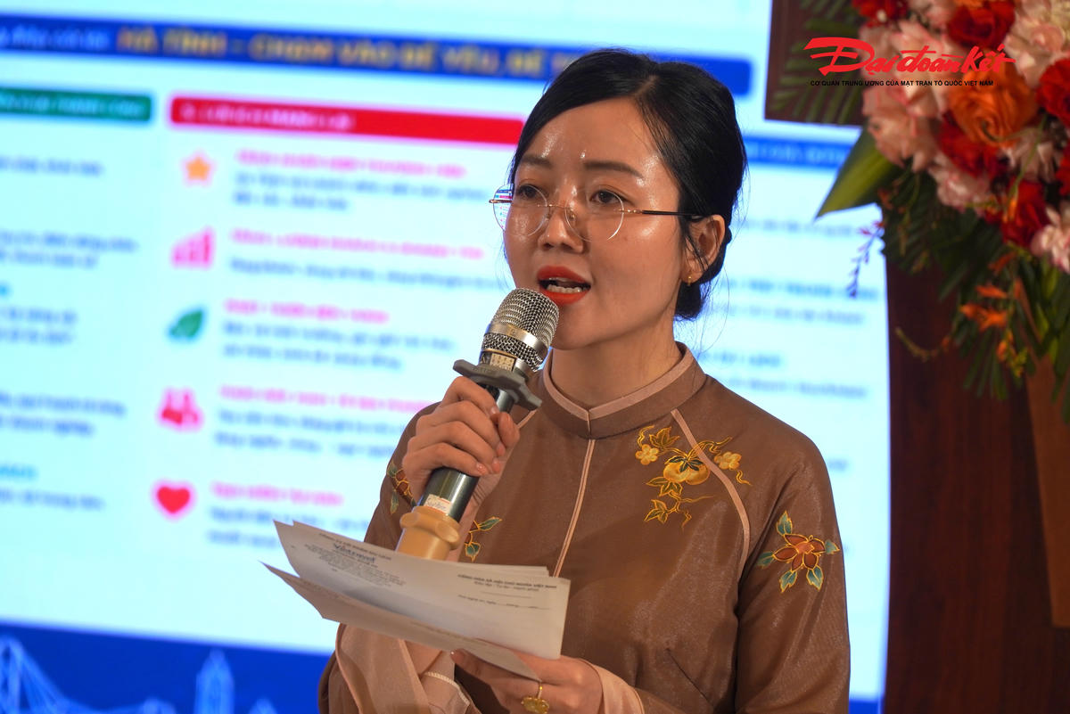 Bà Cao Thị Thanh, Giám đốc Chi nhánh Công ty Cổ phần Du lịch Vietravel tại Nghệ An trình bày tham luận "Định hướng xây dựng và quảng bá các chương trình tour trải nghiệm đặc trưng cho du lịch Hà Tĩnh". Ảnh: HN.