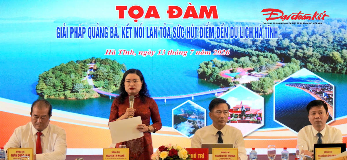 Chủ trì toạ đàm. Ảnh: HN.