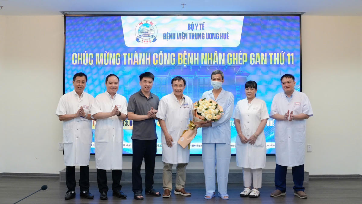 Lãnh đạo Bệnh viện Trung ương Huế tặng hoa, chúc mừng bệnh nhân được ra viện. Ảnh: B.T.