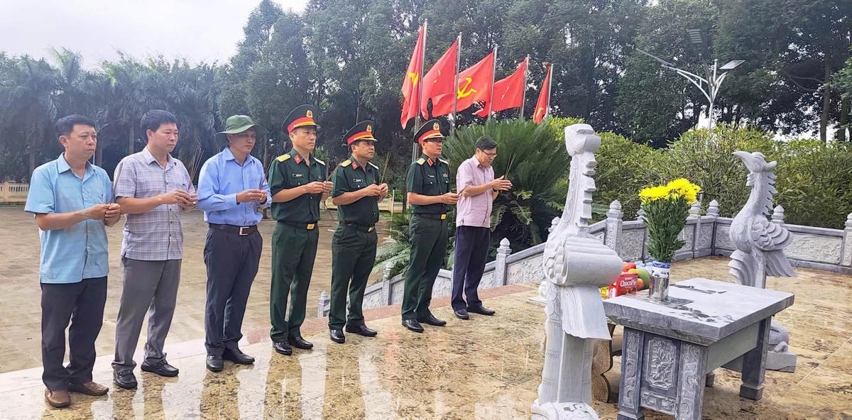 Đoàn công tác thắp hương tưởng niệm các Anh hùng, liệt sĩ tại Nghĩa trang Liệt sĩ Đức Cơ. Ảnh: ĐS.