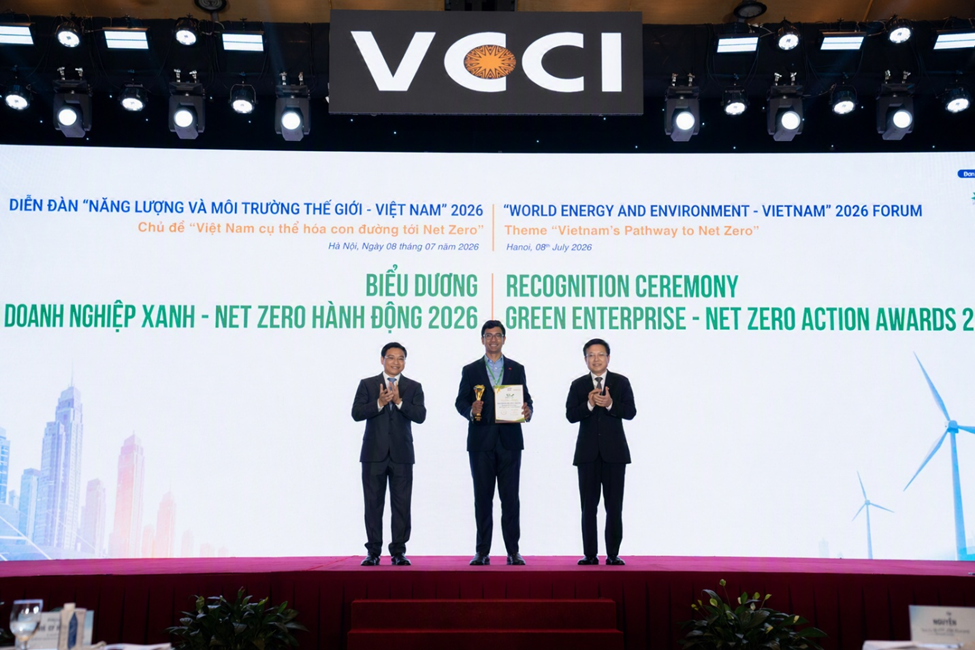 Ông Prasenjit Chakravarti, Giám đốc Khối chiến lược và chuyển đổi Techcombank nhận giải thưởng Top 10 Doanh nghiệp Net Zero 2026. Ảnh: Techcombank.