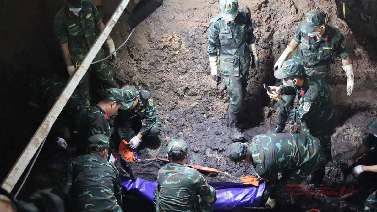Lực lượng tìm kiếm hài cốt liệt sĩ thuộc Bộ Tư lệnh TP Hồ Chí Minh tại một rãnh đào tìm kiếm ở Công viên Lê Thị Riêng. Ảnh: T.Luân.