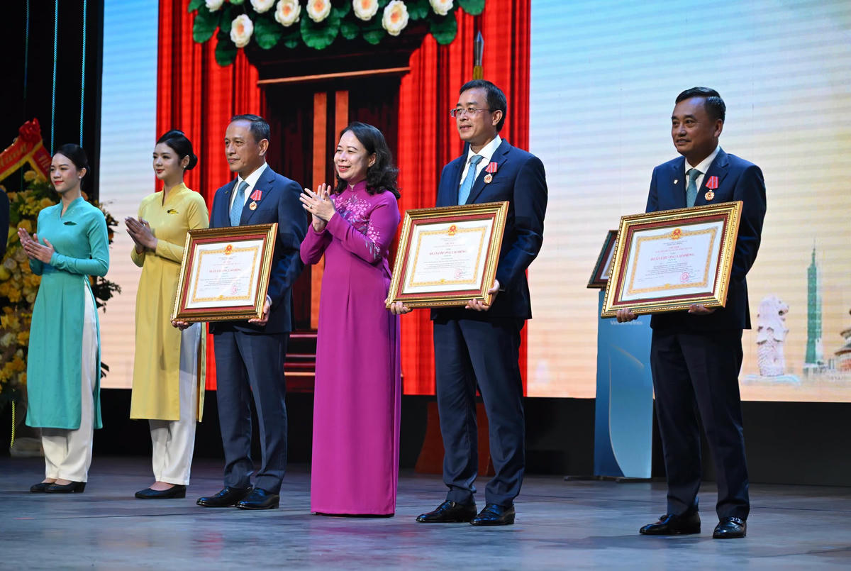 Phó Chủ tịch nước Võ Thị Ánh Xuân trao Huân chương Lao động hạng Ba cho lãnh đạo Vietnam Airlines. (Ảnh- VNA),