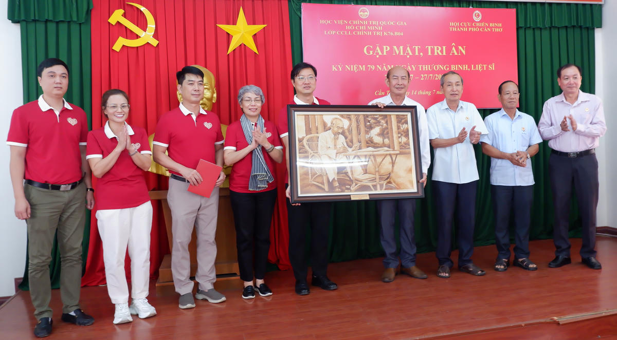 Đoàn Công tác Học viện Chính trị Quốc gia Hồ Chí Minh tặng bức ảnh Chủ tịch Hồ Chí MInh cho Hội Cựu chiến binh TP Cần Thơ.