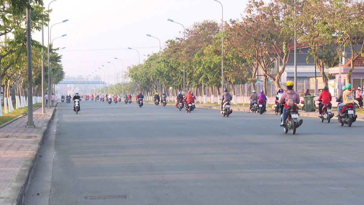 Hạ tầng giao thông được đầu tư, tạo động lực phát triển kinh tế - xã hội xã Giao Long. (Ảnh: Duy Tân).