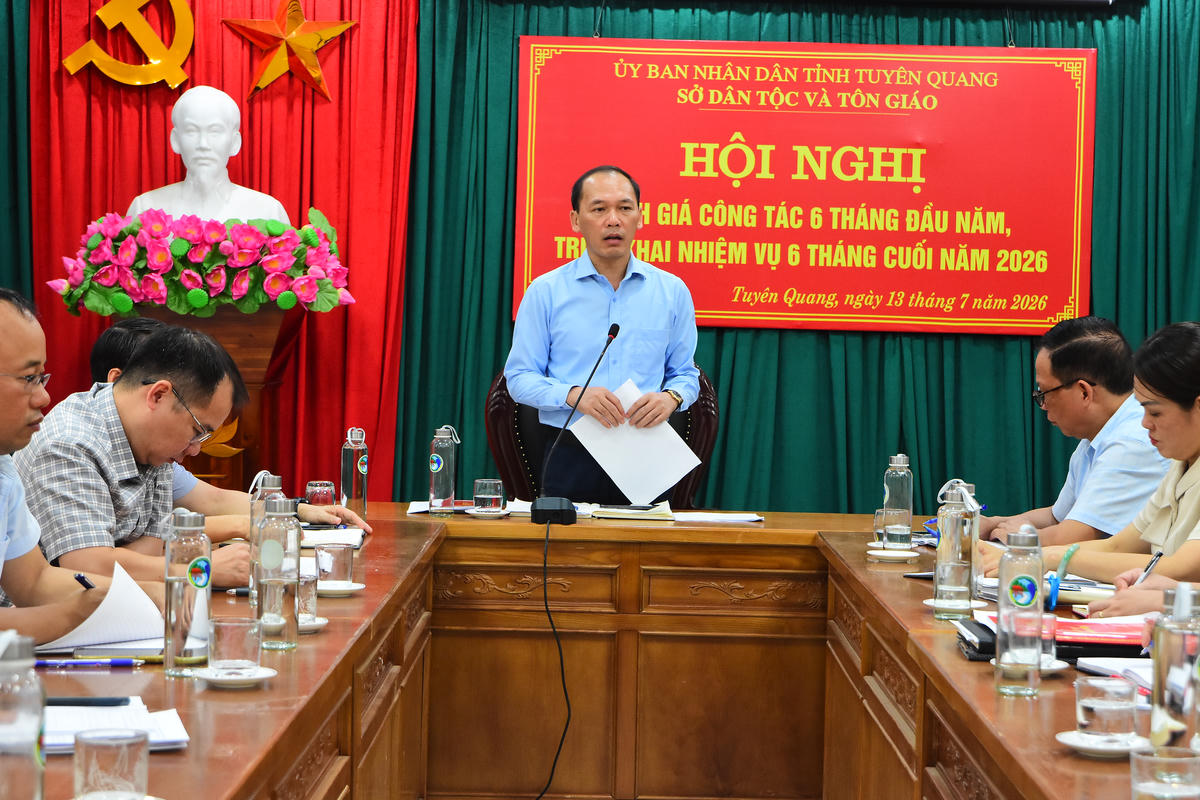 Giám đốc Sở Dân tộc và Tôn giáo tỉnh Tuyên Quang Nguyễn Văn Dưng phát biểu triển khai công tác tại Hội nghị. Ảnh: Xuân Trường.