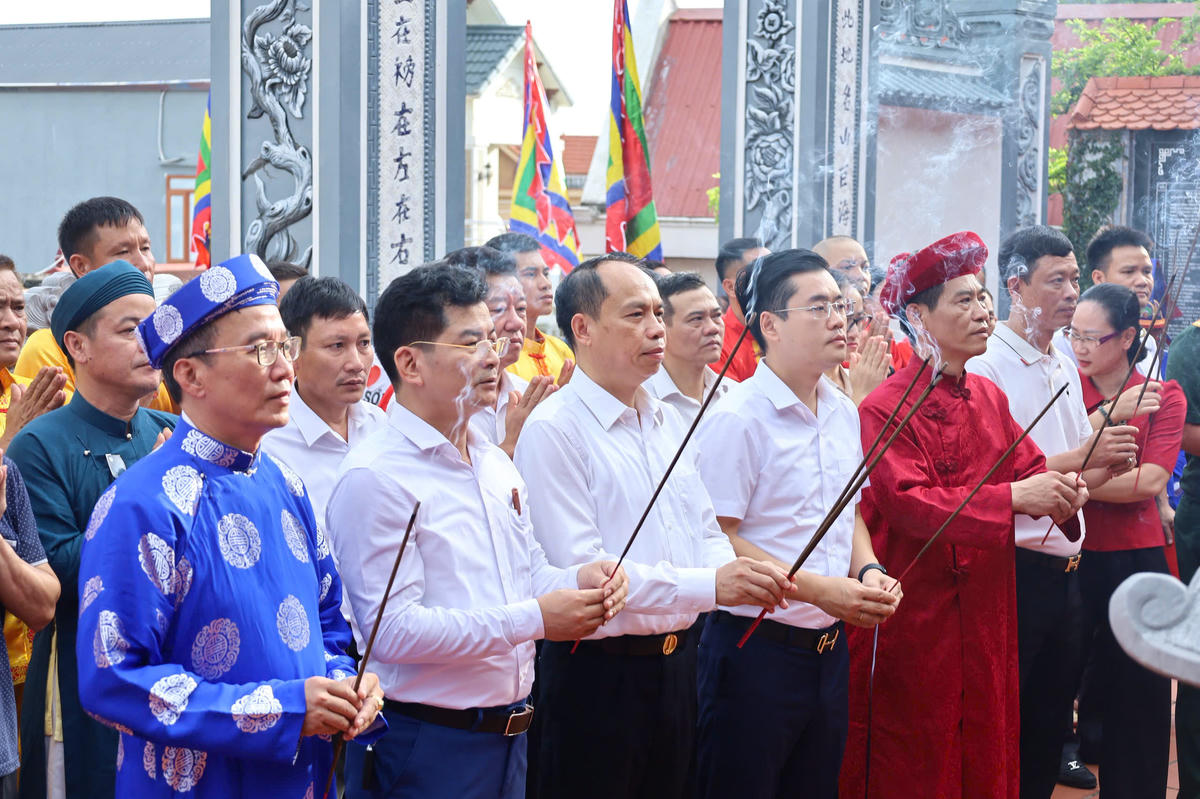 Lãnh đạo phường Đồ Sơn dâng hương tại đền Nghè. Ảnh: HN. 