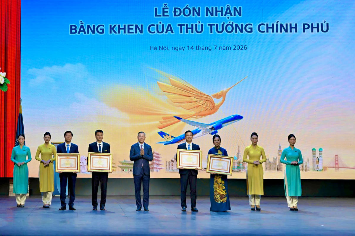 Ông Ngô Văn Tuấn, Ủy viên Ban Chấp hành Trung ương Đảng, Bộ trưởng Bộ Tài chính trao tặng Bằng khen của Thủ tướng Chính phủ cho Tổng Công ty Hàng không Việt Nam và các tập thể, cá nhân có thành tích xuất sắc. (Ảnh- VNA),