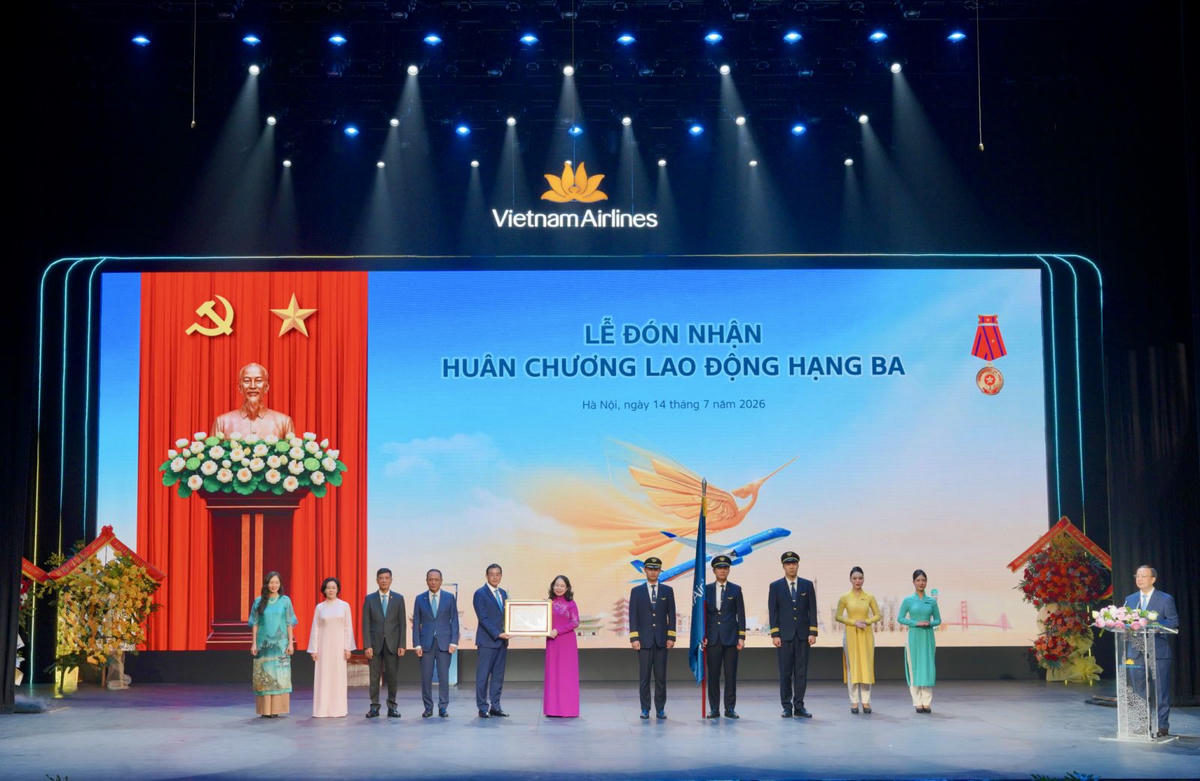 Phó Chủ tịch nước Võ Thị Ánh Xuân trao Huân chương Lao động hạng Ba cho Tổng Công ty Hàng không Việt Nam. (Ảnh - VNA),