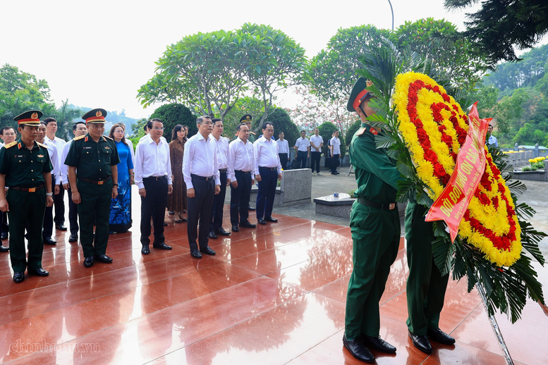 Thủ tướng dâng hương tưởng niệm các Anh hùng liệt sĩ và tặng quà gia đình có công với cách mạng tại Lào Cai- Ảnh 1.
