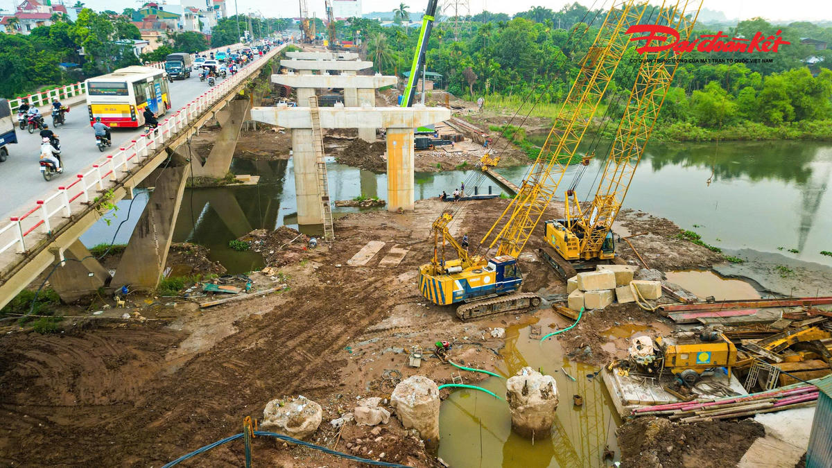 Cầu Mai Lĩnh mới trên Quốc lộ 6 đang dần thành hình 