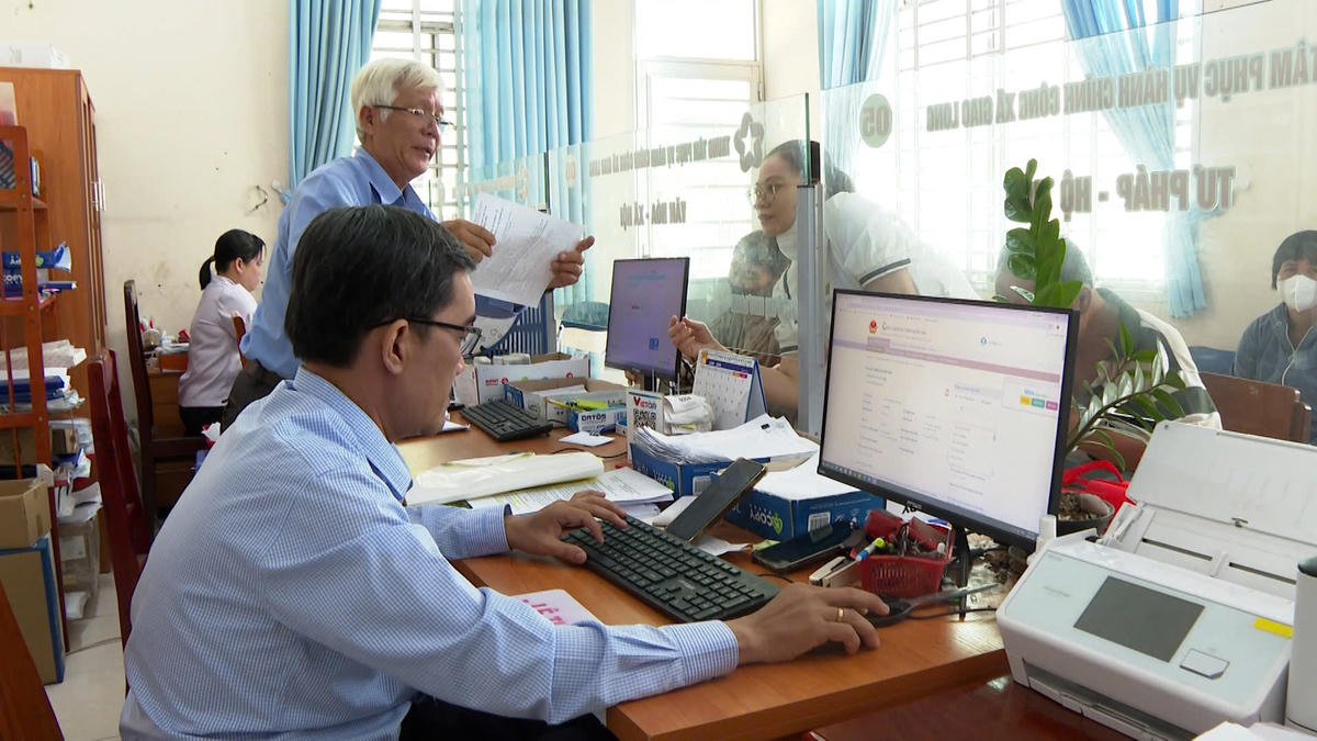 Người dân thực hiện thủ tục hành chính tại Trung tâm Phục vụ hành chính công xã Giao Long. (Ảnh: Duy Tân).