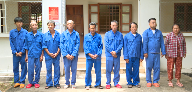 Các đối tượng mua bán, vận chuyển, tàng trữ, sử dụng trái phép vật liệu nổ quân dụng, thu giữ hơn 16kg thuốc nổ TNT tại cơ quan công an.