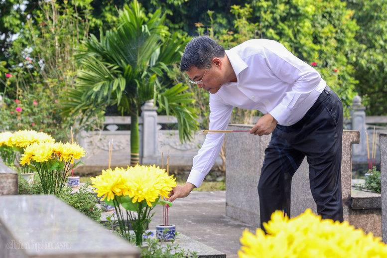 Thủ tướng dâng hương tưởng niệm các Anh hùng liệt sĩ và tặng quà gia đình có công với cách mạng tại Lào Cai- Ảnh 4.