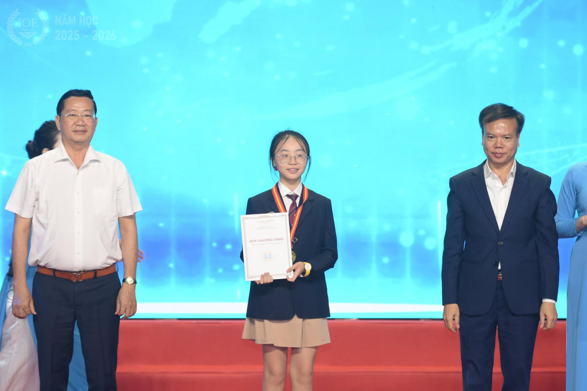 Nguyễn Thảo Chi - học sinh lớp 5 trường UKA Đà Nẵng, top500 gương mặt tiêu biểu được tôn vinh tại buổi Lễ Vinh danh và Trao giải Quốc gia Cuộc thi IOE năm học 2024-2025