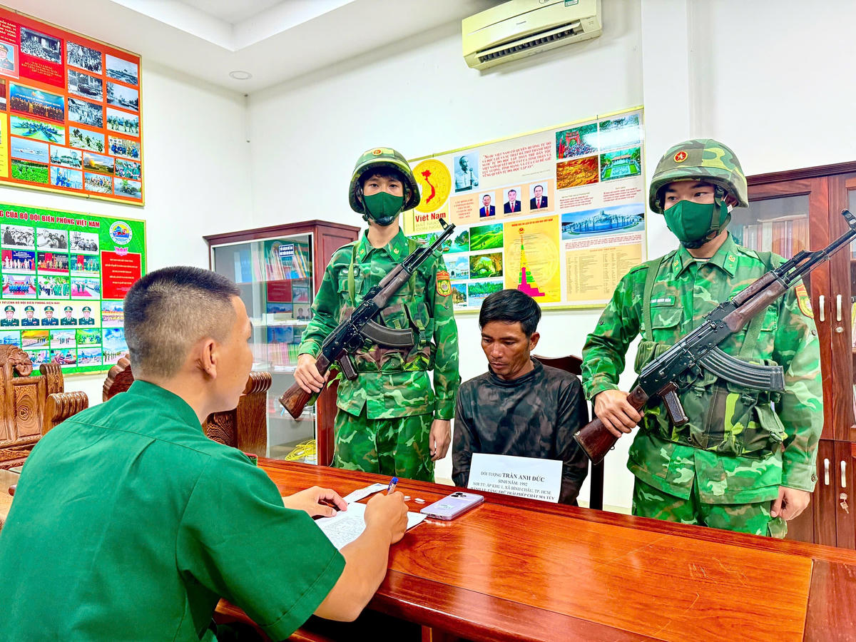 Cán bộ Đồn Biên phòng Bình Châu tiến hành lấy lời khai ban đầu đối với một đối tượng tàng trữ ma túy. Ảnh: Quang Tiến.