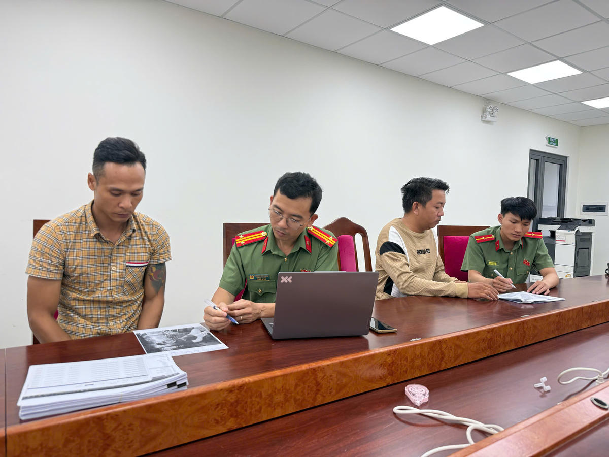Lực lượng Công an TP Đà Nẵng đang lấy lời khai của các đối tượng. Ảnh: CA Đà Nẵng.