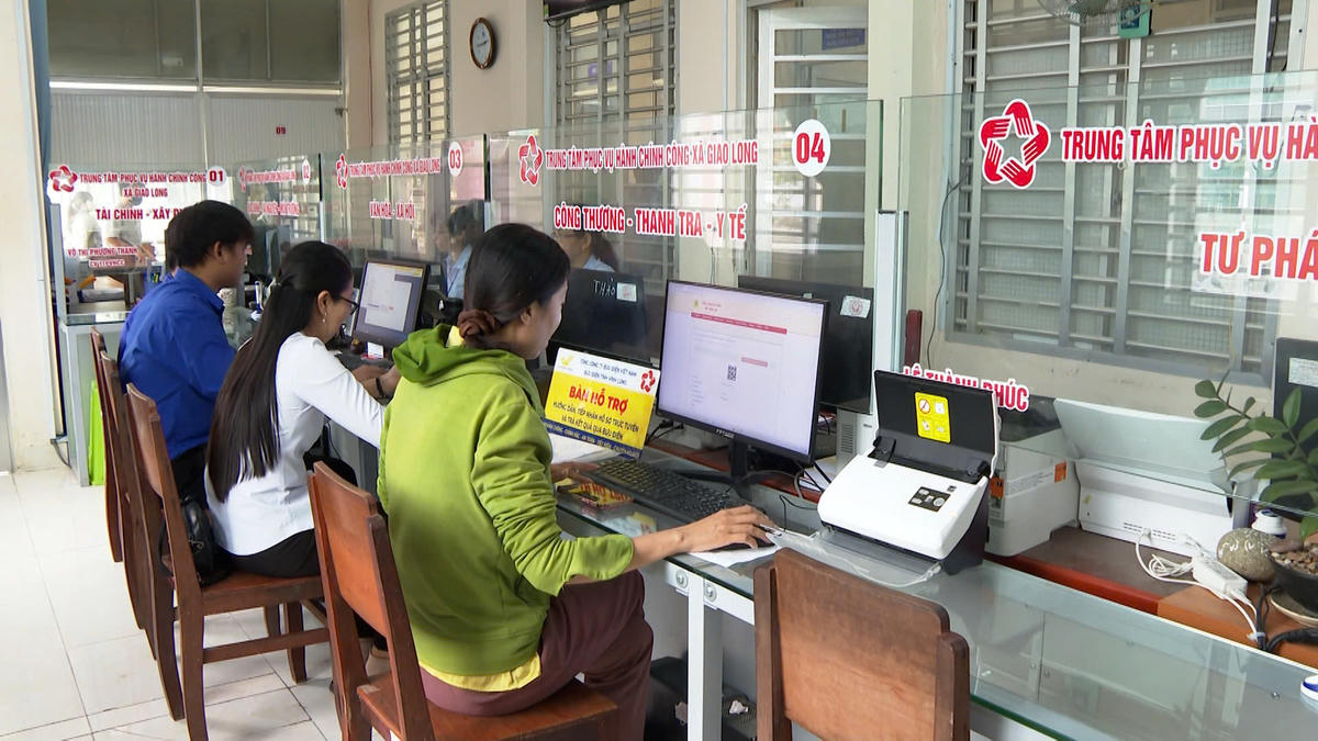 Đoàn viên, thanh niên hỗ trợ người dân thực hiện dịch vụ công trực tuyến tại bộ phận một cửa. (Ảnh: Duy Tân).