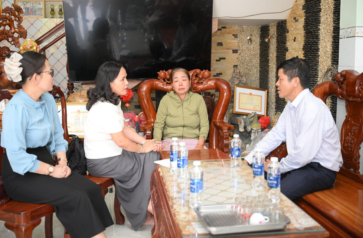 Phó Chủ tịch Ủy ban MTTQ Việt Nam tỉnh Gia Lai Đinh Ngọc Hải động viên các gia đình ngư dân có tàu cá bị cháy hư hỏng nặng. Ảnh: ĐS.