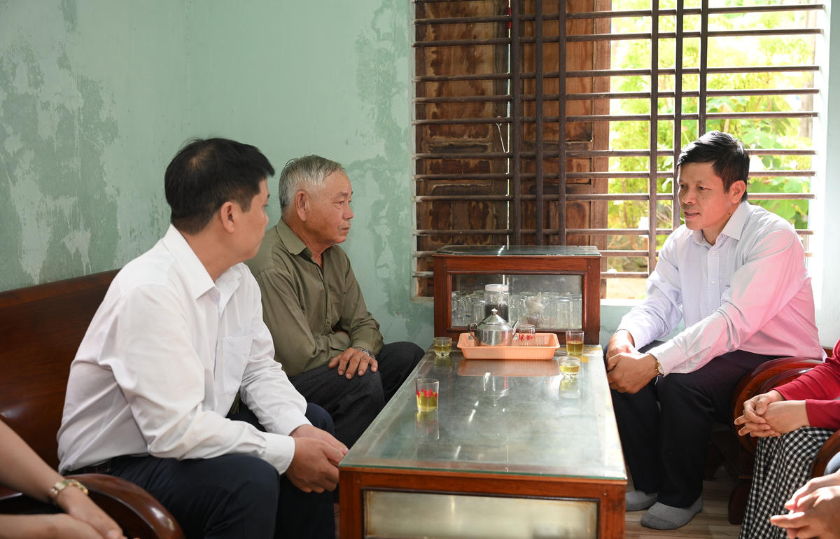 Phó Chủ tịch Ủy ban MTTQ Việt Nam tỉnh Gia Lai Đinh Ngọc Hải thăm hỏi gia đình ngư dân bị cháy tàu cá. Ảnh: ĐS.