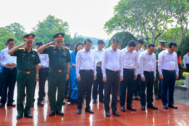Thủ tướng dâng hương tưởng niệm các Anh hùng liệt sĩ và tặng quà gia đình có công với cách mạng tại Lào Cai- Ảnh 3.