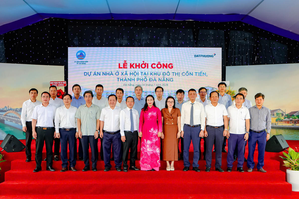 Các đại biểu dự lễ khởi công. Ảnh: Nguyễn Tú.