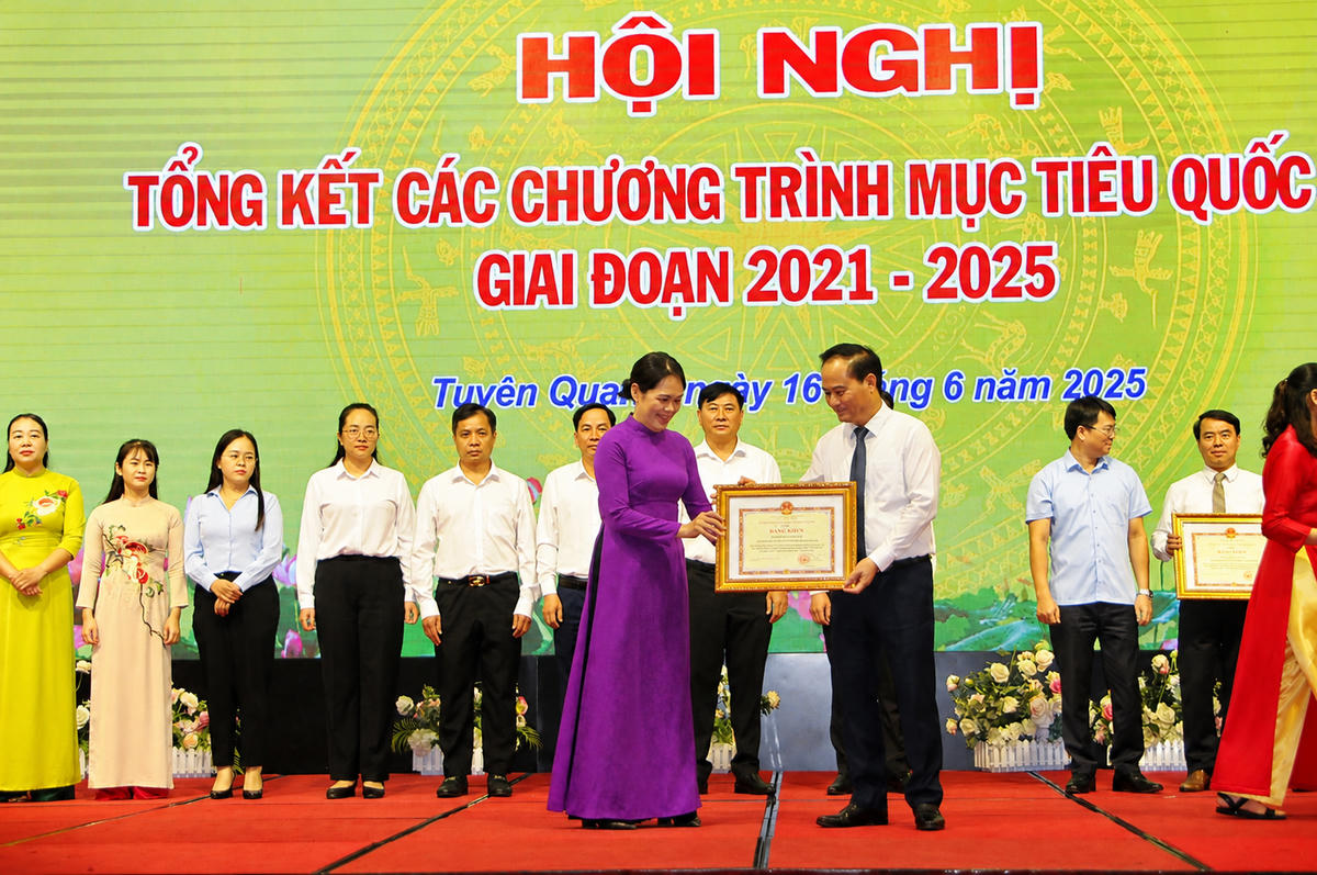 Phó Giám đốc Sở Dân tộc và Tôn giáo Tuyên Quang Hoàng Thị Thắm, nhận Bằng khen do có nhiều thành tích trong công tác. Ảnh: Xuân Trường.