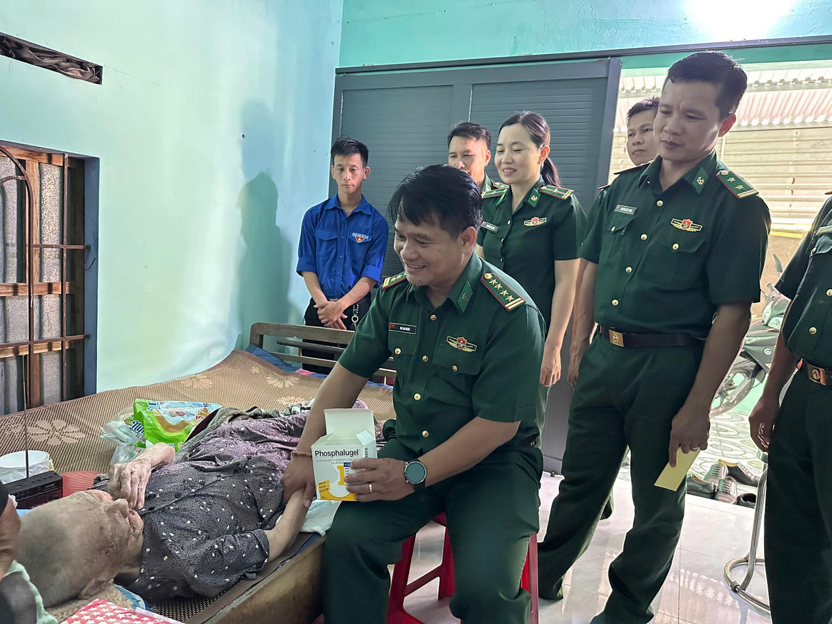 Đại tá Rơ Lan Ngân, Phó Chính ủy Ban Chỉ huy Bộ đội Biên phòng tỉnh Đắk Lắk thăm hỏi, động viên Mẹ Việt Nam Anh hùng Trần Thị An. Ảnh:TD.
