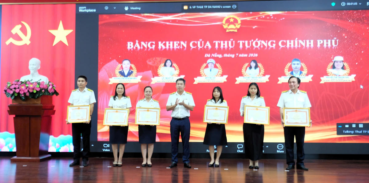 Thuế Đà Nẵng trao Bằng khen của Thủ tướng Chính phủ trong dịp này. Ảnh: Nguyễn Tú.