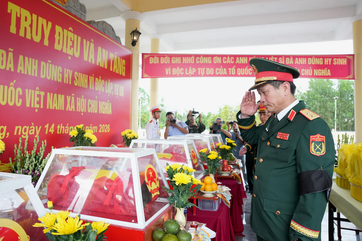 Trung tướng Lê Ngọc Hải, Tư lệnh Quân khu 5 viếng linh cữu các Anh hùng liệt sĩ được tìm thấy từ hang Đá Sập. Ảnh: TC.