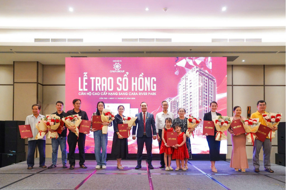 Cư dân Cara River Park nhận sổ hồng.