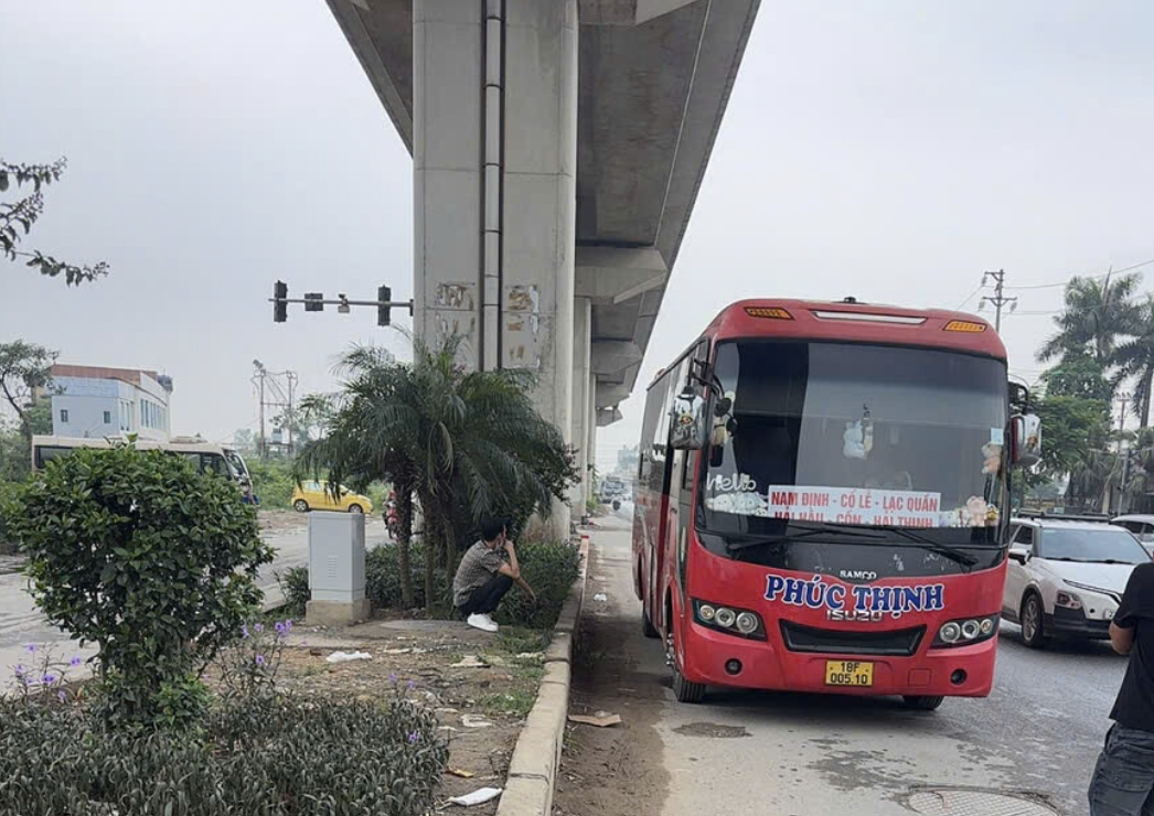 Đội CSGT đường bộ số 10 xử lý xe khách Phúc Thịnh dừng đỗ đón trả khách trước cổng bến xe Yên Nghĩa.