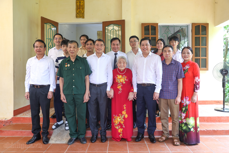 Thủ tướng dâng hương tưởng niệm các Anh hùng liệt sĩ và tặng quà gia đình có công với cách mạng tại Lào Cai- Ảnh 6.
