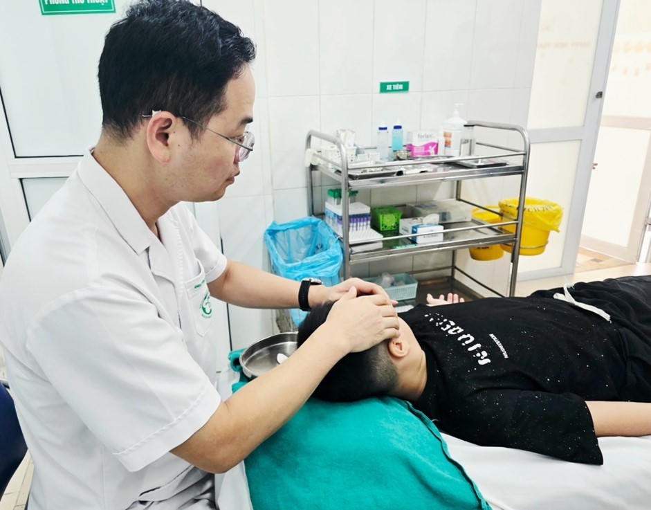 Trẻ nhỏ cũng có thể bị liệt mặt, bác sĩ cảnh báo dấu hiệu không nên chủ quan