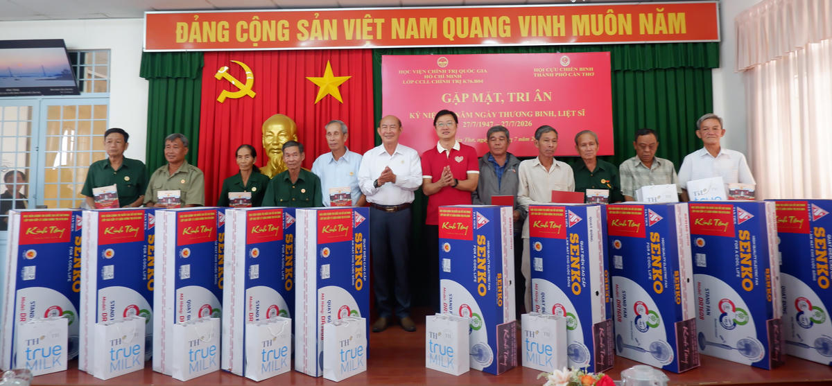 Đoàn công tác đã trao 60 suất quà, mỗi suất trị giá 2 triệu đồng cho hội viên Hội Cựu chiến binh TP Cần Thơ. Ảnh: Tuệ Yên.
