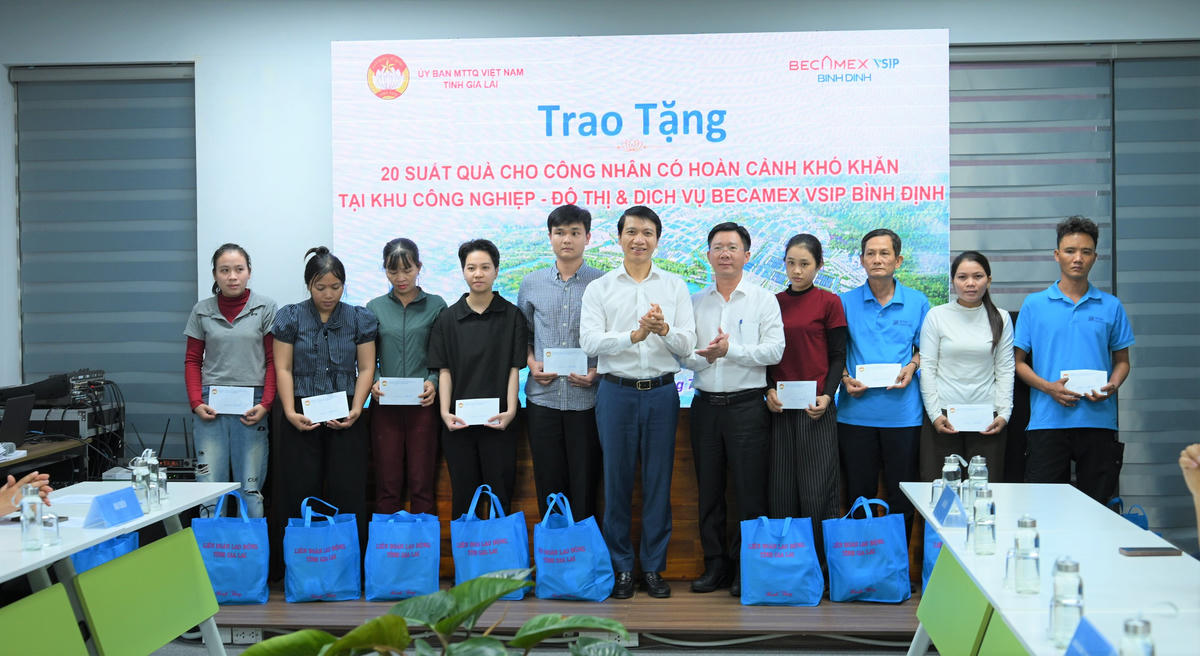 Ông Nguyễn Ngọc Lương, Chủ tịch Ủy ban MTTQ Việt Nam tỉnh Gia Lai (ở giữa) tặng quà cho công nhân có hoàn cảnh khó khăn. Ảnh: ĐS.