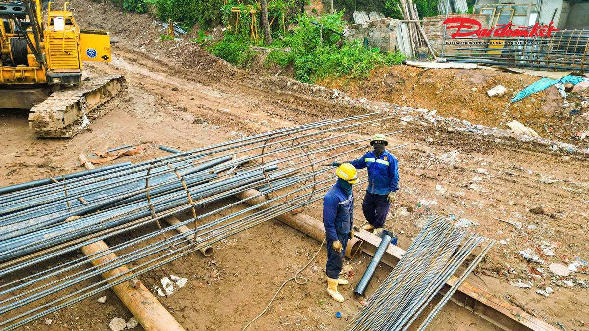 Cầu Mai Lĩnh mới trên Quốc lộ 6 đang dần thành hình 