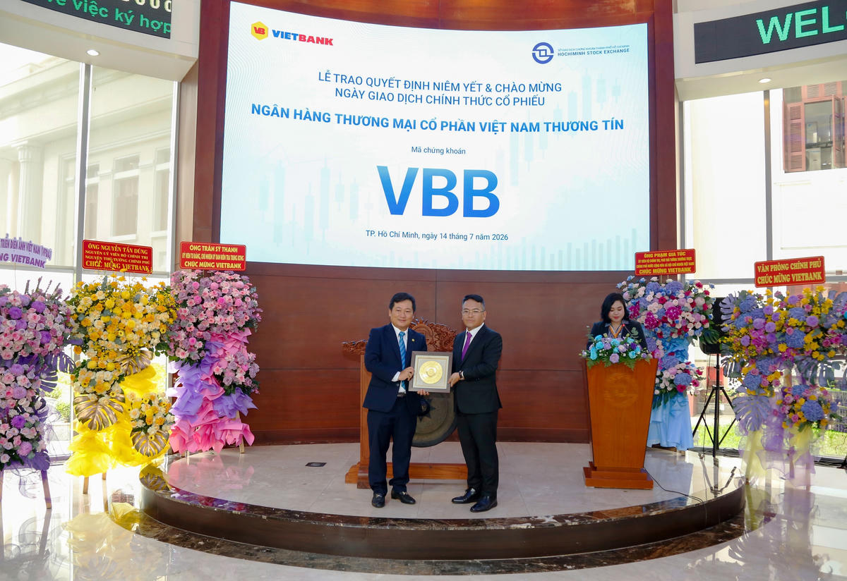 Ông Dương Nhất Nguyên – Chủ tịch HĐQT Vietbank nhận quyết định niêm yết từ ông Trịnh Sơn Hồng – Quyền Chủ tịch Sở GDCK TPHCM.