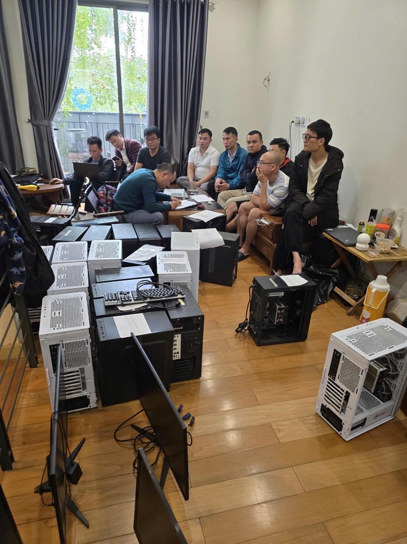 Lực lượng chức năng kiểm tra, thu giữ nhiều thiết bị điện tử liên quan đến hoạt động của hệ thống.
