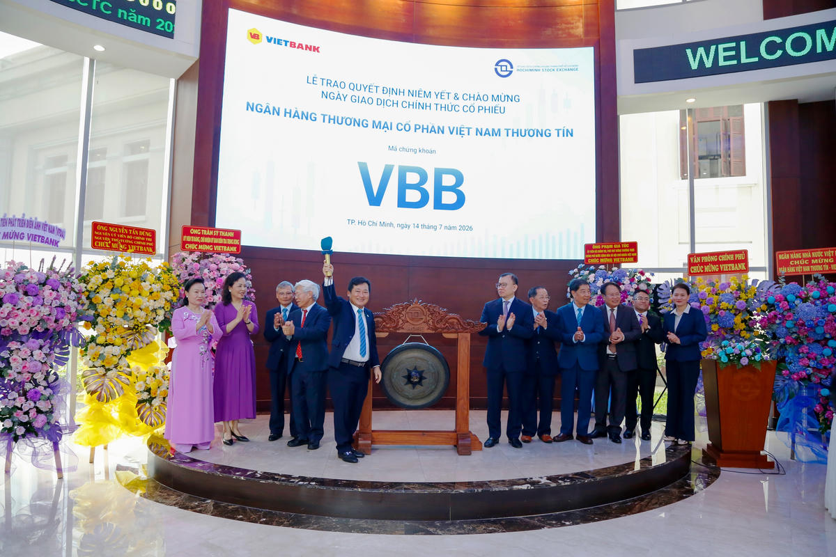 Đại diện Ban Lãnh đạo Vietbank cùng đại diện Sở Giao dịch chứng khoán TPHCM thực hiện nghi thức đánh cồng.