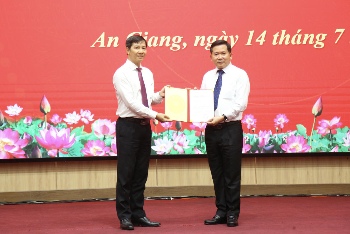 Uỷ viên Trung ương Đảng, Phó Trưởng Ban Tổ chức Trung ương Nguyễn Thành Tâm trao quyết định cho ông Đinh Văn Nơi. Ảnh: Thanh Tiến